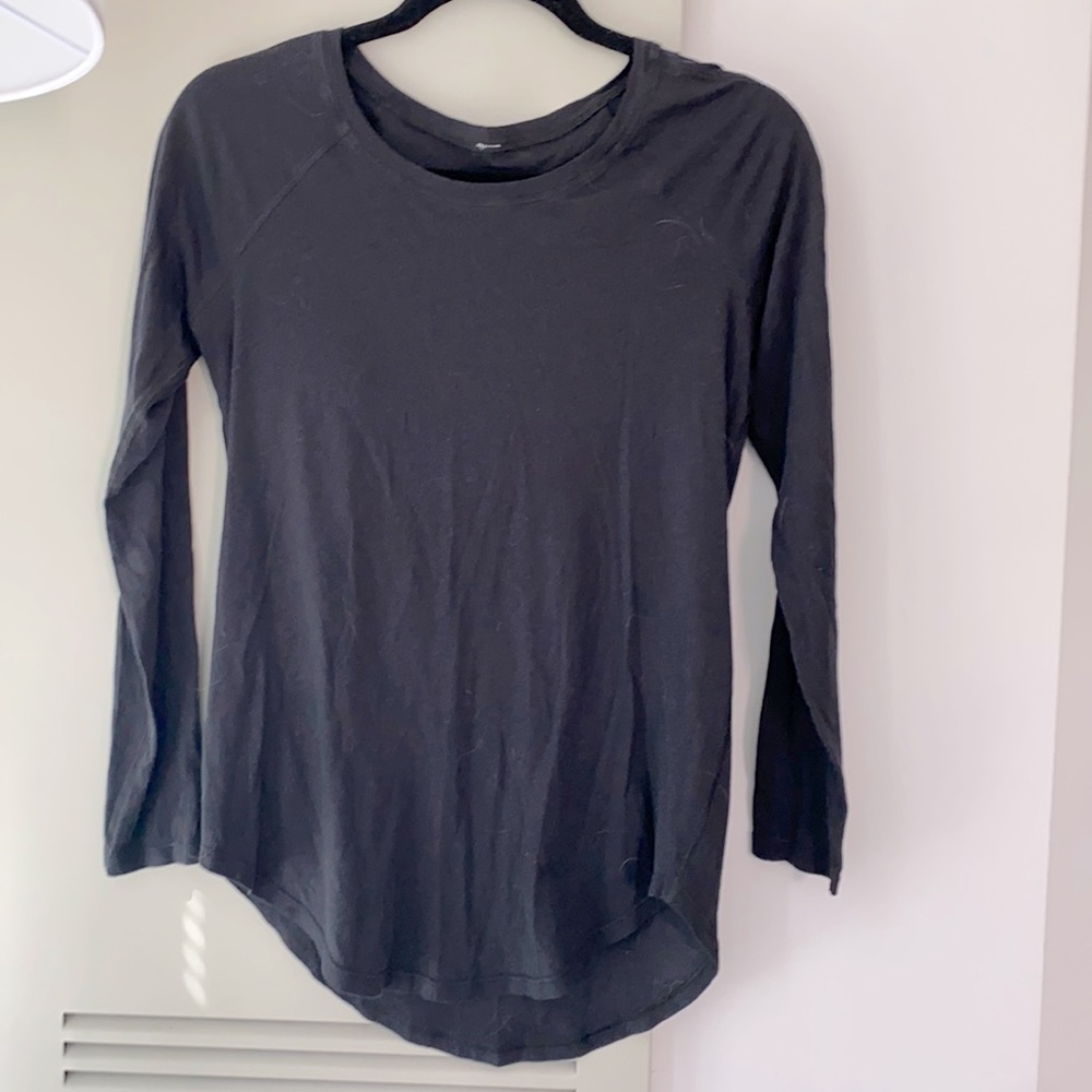Never worn Lululemon plain black LS shirt